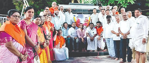 ಗಂಗಾವತಿ ಜಗಜ್ಯೋತಿ ಬಸವೇಶ್ವರ ಪ್ರತಿಮೆ ಬಳಿ ಬಸವಪರ ಸಂಘಟನೆಯಿಂದ ಶಿವಶರಣ ಹಡಪದ ಅಪ್ಪಣ್ಣ ಜಯಂತಿ ಮತ್ತು ಗುರುಪೂರ್ಣಿಮೆ ಆಚರಿಸಲಾಯಿತು. ಲಿಂಗಾಯತ ಹಡಪದ ಅಪ್ಪಣ್ಣ ಸಮಾಜದ ಜಿಲ್ಲಾಧ್ಯಕ್ಷ ಸರಿಗಮ ಹನುಮಂತಪ್ಪ, ಬಸವಕೇಂದ್ರದ ಅಧ್ಯಕ್ಷ ಕೆ.ಬಸವರಾಜ, ಪ್ರಮುಖರಾದ ಎ.ಮಹೇಶಕುಮಾರ ಇತರರಿದ್ದರು.