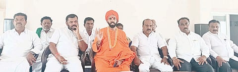ಗಂಗಾವತಿಯಲ್ಲಿ ಹಮ್ಮಿಕೊಂಡ ತಾಲೂಕು ಮಟ್ಟದ ಸಮಾಜದ ಪೂರ್ವಭಾವಿ ಸಭೆಯಲ್ಲಿ ಆರ್ಯ ಈಡಿಗ ಸಮಾಜದ ಪೀಠಾಧಿಪತಿ ಡಾ.ಶ್ರೀ ಪ್ರಣವಾನಂದ ಸ್ವಾಮೀಜಿ ಸೋಮವಾರ ಮಾತನಾಡಿದರು. ಸಮಾಜದ ಜಿಲ್ಲಾಧ್ಯಕ್ಷ ಕಾಶಿ ವಿಶ್ವನಾಥ ಬಿಚ್ಚಾಲಿ, ನಗರಸಭೆ ಮಾಜಿ ಸದಸ್ಯ ಈ.ಪರಮೇಶ, ಪ್ರಮುಖರಾದ ಯರಡೋಣಿ ನಾಗಪ್ಪ, ವೀರೇಶ ಇತರರಿದ್ದರು.
