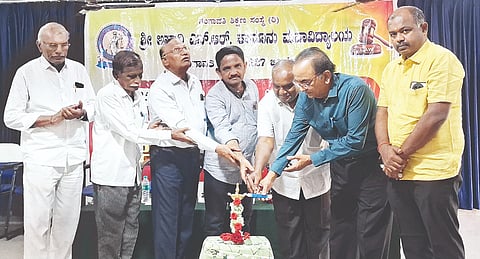 ಗಂಗಾವತಿಯ ಶ್ರೀ ಅಪ್ಸಾನಿ ಎನ್.ಆರ್. ಕಾನೂನು ಮಹಾ ವಿದ್ಯಾಲಯದಲ್ಲಿ ಹಮ್ಮಿಕೊಂಡಿದ್ದ 2025-26ನೇ ಸಾಲಿನ ಅಂತಿಮ ವರ್ಷದ ಕಾನೂನು ವಿದ್ಯಾರ್ಥಿಗಳ ಬೀಳ್ಕೋಡುಗೆ ಕಾರ್ಯಕ್ರಮವನ್ನು ಗಂಗಾವತಿ ಶಿಕ್ಷಣ ಸಂಸ್ಥೆ ಕಾರ್ಯದರ್ಶಿ ಡಾ.ಎ. ಸೋಮರಾಜು ಮಂಗಳವಾರ ಉದ್ಘಾಟಿಸಿದರು. ಸದಸ್ಯ ಜೆ.ನಾಗರಾಜ, ಆಡಳಿತಾಧಿಕಾರಿ ಪ್ರೊ.ಎ್.ಎಚ್.ಚಿತ್ರಗಾರ, ವಿಜಯವಾಣಿ ಗಂಗಾವತಿ ಆವೃತ್ತಿಯ ಸ್ಥಾನಿಕ ಸಂಪಾದಕ ಜಗನ್ನಾಥ ಆರ್. ದೇಸಾಯಿ ಇತರರಿದ್ದರು.