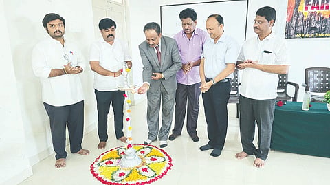 ಗಂಗಾವತಿ ಎಸ್‌ಕೆಆರ್ ಪಿಯು ಕಾಲೇಜಿನಲ್ಲಿ ಶುಕ್ರವಾರ ಹಮ್ಮಿಕೊಂಡಿದ್ದ ಪಿಯು ವಿದ್ಯಾರ್ಥಿಗಳ ಬೀಳ್ಕೊಡುಗೆ ಕಾರ್ಯಕ್ರಮವನ್ನು   ಬಳ್ಳಾರಿ ಕೋರ್ಟ್ ಸಂಕೀರ್ಣದ ಕಾನೂನು ಅಧಿಕಾರಿ ಬಿ.ಎಸ್.ಪಾಟೀಲ್ ಶುಕ್ರವಾರ ಉದ್ಘಾಟಿಸಿದರು. ಸಂಸ್ಥೆ ಅಧ್ಯಕ್ಷ ಶ್ರೀನಿವಾಸರಾವ್ ಕಲ್ಯಾಣಿ, ಕಾರ್ಯದರ್ಶಿ ಎಂ.ರಾಮ್‌ಮೋಹನ್, ಪ್ರಾಚಾರ್ಯ ಪ್ರೊ.ಶಿವಾನಂದ ಮೇಟಿ ಇತರರಿದ್ದರು.