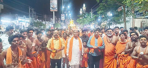 ಗಂಗಾವತಿ ಪ್ರವೇಶಿಸಿದ ಅಯೋಧ್ಯೆ ಶ್ರೀರಾಮ ಮಂದಿರದಿಂದ ಆಗಮಿಸಿದ್ದ ದಕ್ಷಿಣ ಕನ್ನಡ ಜಿಲ್ಲೆಯ ಪುತ್ತೂರು ತಾಲೂಕಿನ  ಹನುಮಗಿರಿ ಬ್ರಹ್ಮಕಲಶೋತ್ಸವದ ಜ್ಯೋತಿ ಯಾತ್ರೆಯನ್ನು ಸ್ಥಳೀಯ ಹನುಮಮಾಲಾಧಾರಿಗಳು ಅದ್ದೂರಿಯಾಗಿ ಸ್ವಾಗತಿಸಿದರು. ಶಾಸಕ ಗಾಲಿ ಜನಾರ್ದನರೆಡ್ಡಿ, ಮಾಜಿ ಶಾಸಕ ಪರಣ್ಣ ಮುನವಳ್ಳಿ, ಮಾಜಿ ಸಂಸದ ಎಸ್.ಶಿವರಾಮನಗೌಡ ಇತರರಿದ್ದರು.