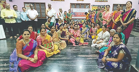 ಗಂಗಾವತಿ ಶ್ರೀ ಶಂಕರಮಠದ ಶಾರದಾ ಮಂದಿರದಲ್ಲಿ ಗುರುಪೂರ್ಣಿಮಾ ನಿಮಿತ್ತ ಹಮ್ಮಿಕೊಂಡಿದ್ದ ವಿಶೇಷ ಧಾರ್ಮಿಕ ಕಾರ್ಯಕ್ರಮದಲ್ಲಿ ಮಹಿಳಾ ಭಜನಾ ಮಂಡಳಿಯಿಂದ ನಿರಂತರ ಭಜನೆ ಬುಧವಾರ ಜರುಗಿತು. ಧರ್ಮದರ್ಶಿ ನಾರಾಯಣರಾವ್ ವೈದ್ಯ ಹಾಗೂ ಮಹಿಳಾ ಭಜನಾ ಮಂಡಳಿ ಸದಸ್ಯರಿದ್ದರು.