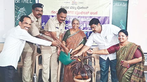 ಗಂಗಾವತಿ ಬೇತೆಲ್ ಸ್ವತಂತ್ರ ಪಿಯು ಕಾಲೇಜಿನಲ್ಲಿ ಪೊಲೀಸ್ ಇಲಾಖೆ ಮತ್ತು ಎನ್ನೆಸ್ಸೆಸ್ ಘಟಕದಿಂದ ಹಮ್ಮಿಕೊಂಡಿದ್ದ ಮಾದಕ ವಸ್ತುಗಳ ಜಾಗೃತಿ ಅಭಿಯಾನ ಕಾರ್ಯಕ್ರಮವನ್ನು ಪಿಎಸೈ ಜಿ.ಟಿ.ನಾಗರಾಜ ಮಂಗಳವಾರ ಉದ್ಘಾಟಿಸಿದರು. ಕಾಲೇಜು ಆಡಳಿತ ಮಂಡಳಿ ಅಧ್ಯಕ್ಷ ರಾಜು ಸುಧಾಕರ, ಆಡಳಿತಾಧಿಕಾರಿ ಹೇಮಾ ಸುಧಾಕರ, ಎಎಸೈ ವೀರೇಶ ಇತರರಿದ್ದರು.