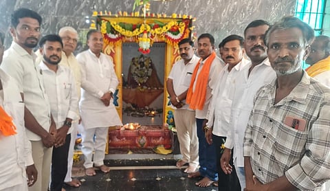 ಮಲ್ಲಾಪುರದಲ್ಲಿ ಗಂಗಾಪರಮೇಶ್ವರಿ ಜಯಂತಿ ನಿಮಿತ್ತ ವಿಶೇಷ ಪೂಜೆ ಗುರುವಾರ ನೆರವೇರಿಸಲಾಯಿತು. ಮಾಜಿ ಶಾಸಕ ಪರಣ್ಣ ಮುನವಳ್ಳಿ, ಎಚ್.ಎಂ. ಸಿದ್ರಾಮಯ್ಯಸ್ವಾಮಿ, ಎಚ್.ಸಿ. ಯಾದವ್ ಇತರರಿದ್ದರು.