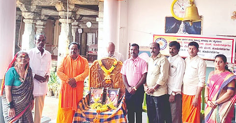 ಹೂವಿನಹಡಗಲಿಯ ಶಾಖಾ ಗವಿಮಠದಲ್ಲಿ ತಾಲೂಕು ಶರಣ ಸಾಹಿತ್ಯ ಪರಿಷತ್ ಸಂಸ್ಥಾಪನಾ ದಿನ ಆಚರಿಸಲಾಯಿತು. ಪ್ರಾಧ್ಯಾಪಕ ಡಾ.ಮಂಜುನಾಥ ಹಾಲಸ್ವಾಮಿ, ಕದಳಿ ವೇದಿಕೆ ತಾಲೂಕು ಅಧ್ಯಕ್ಷೆ ಡಾ.ಶೈಲಜಾ ಪವಾಡಶೆಟ್ರ, ಶಸಾಪ ತಾಲೂಕು ಅಧ್ಯಕ್ಷ ಟಿ.ಎಂ.ನಾಗಭೂಷಣ, ಯುವ ಘಟಕದ ಅಧ್ಯಕ್ಷ ಎಂ.ದಯಾನಂದ ಇತರರಿದ್ದರು.