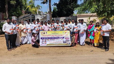 ಗೌಡಗೇರಿ ಗ್ರಾಮದಲ್ಲಿ ಶನಿವಾರ ಶಾಲಾ ದಾಖಲಾತಿ ಆಂದೋಲನ ನಿಮಿತ್ತ ಶಿಕ್ಷಕರು ಮನೆ ಮನೆಗೆ ತೆರಳಿ ಪಾಲಕರಿಗೆ ಮಕ್ಕಳನ್ನು ಶಾಲೆಗೆ ಕಳಿಸುವಂತೆ ಮನವಿ ಮಾಡಿದರು. ಮುಖ್ಯಗುರು ಡಿ.ಡಿ.ರಾಂಪುರ, ಮಹೆಬೂಬ್​ ಪಟೇಲ್​, ಸುನೀಲ್​, ಮಂಜುನಾಥ, ಜ್ಯೋತಿ, ಮಹಾಂತಗೌಡ ಪೊಲೀಸ್​ ಬಿರಾದಾರ, ನಿಂಗಣ್ಣ ಮಾಲಿ ಬಿರಾದಾರ, ಹಳ್ಳೇರಾವ ಕುಲಕರ್ಣಿ ಇತರರಿದ್ದರು.