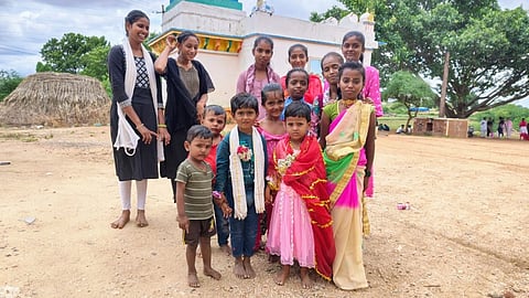 ನಗನೂರ ಗ್ರಾಪಂ ವ್ಯಾಪ್ತಿಯ ಗೌಡಗೇರಿಯಲ್ಲಿ ಮಳೆಗಾಗಿ ವಿಶೇಷ ಪೂಜೆ ಸಲ್ಲಿಸಿದ ಗ್ರಾಮಸ್ಥರು ಮಕ್ಕಳ ಅಣಕು ಮದುವೆಯೊಂದಿಗೆ ವರುಣ ದೇವರನ್ನು ಪ್ರಾರ್ಥಿಸಿದ ಅಪರೂಪದ ಸನ್ನಿವೇಶ ಮಂಗಳವಾರ ನಡೆಯಿತು.