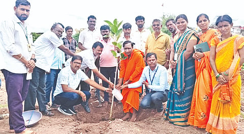ಧರ್ಮಸ್ಥಳ ಗ್ರಾಮಾಭಿವೃದ್ಧಿ ಯೋಜನೆ ಬಿ.ಸಿ.ಟ್ರಸ್ಟ್ ಸುರಪುರ ಹಾಗೂ ವೀರಶೈವ ಲಿಂಗಾಯತ ರುದ್ರಭೂಮಿ ಸಹಯೋಗದಲ್ಲಿ ಕೆಂಭಾವಿ ಪಟ್ಟಣದ ರುದ್ರಭೂಮಿಯಲ್ಲಿ ಬುಧವಾರ ಸಾಮಾಜಿಕ ಅರಣ್ಯೀಕರಣ ಕಾರ್ಯಕ್ರಮದಲ್ಲಿ ಶ್ರೀ ಚನ್ನಬಸವ ಶಿವಾಚಾರ್ಯರು ಸಸಿಗೆ ನೀರುಣಿಸುವ ಮೂಲಕ ಚಾಲನೆ ನೀಡಿದರು. ಎನ್.ಪಿ.ನಾಗೇಶ, ಮಹಾದೇವಿ ಸರ್ಜಾಪುರ, ವಿನೋದ ಬಾವಗೆ ಇತರರಿದ್ದರು.
