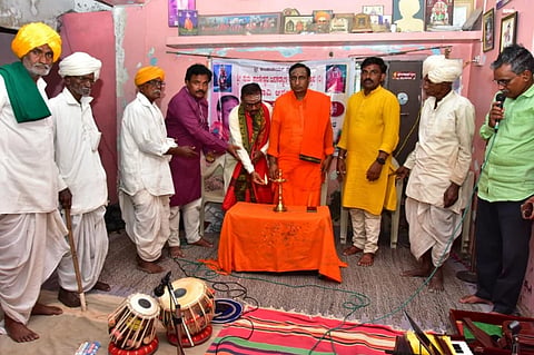 ಕೆಂಭಾವಿ ಹಿರೇಮಠ ಸಂಸ್ಥಾನದಲ್ಲಿ ಸೋಮವಾರ ಹಮ್ಮಿಕೊಂಡ ಮಾಸಿಕ ಶಿವಾನುಭವ ಗೋಷ್ಠಿ ಮತ್ತು ಸಂಗೀತ ಕಾರ್ಯಕ್ರಮವನ್ನು ಮಲ್ಲಿಕಾರ್ಜುನ ಶಾಸಿ ಉದ್ಘಾಟಿಸಿದರು. ಪೀಠಾಧಿಪತಿ ಶ್ರೀ ಚನ್ನಬಸವ ಶಿವಾಚಾರ್ಯರ, ಡಾ.ಯಂಕನಗೌಡ, ಯಮುನೇಶ, ಶರಣಕುಮಾರ, ನಿಜಗುಣಿ ಇತರರಿದ್ದರು.