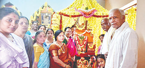 ಕಿಕ್ಕೇರಿ ಚಿಕ್ಕ ನರಸಿಂಹಸ್ವಾಮಿ ದೇಗುಲದಲ್ಲಿ ಮಂಗಳವಾರ ವೈಕುಂಠ ಏಕಾದಶಿ ಅಂಗವಾಗಿ ದೇವರಿಗೆ ವಿಶೇಷ ಅಲಂಕಾರ ಮಾಡಿ, ವೈಕುಂಠ ಉತ್ತರ ದ್ವಾರ ಬಾಗಿಲು ಮೂಲಕ ಭಕ್ತರಿಗೆ ದೇವರ ದರ್ಶನಕ್ಕೆ ಅನುವು ಮಾಡಲಾಗಿತ್ತು. 