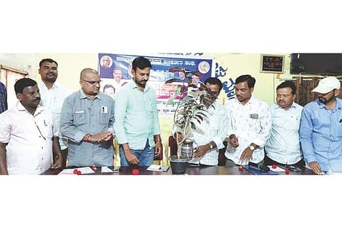 ಮಾನ್ವಿ ಪತ್ರಿಕಾ ಭವನದಲ್ಲಿ ತಾಲೂಕು ಪತ್ರಕರ್ತರ ಸಂಘದ ಪದಾಧಿಕಾರಿಗಳ ಪದಗ್ರಹಣ ಕಾರ್ಯಕ್ರಮವನ್ನು ಸಂಘದ ಜಿಲ್ಲಾಧ್ಯಕ್ಷ ಆರ್.ಗುರುನಾಥ ಉದ್ಘಾಟಿಸಿದರು. ಪ್ರಮುಖರಾದ ಸಿದ್ದಯ್ಯಸ್ವಾಮಿ, ಬಸವರಾಜ ನಾಗಡದಿನ್ನಿ, ಅಶೋಕ ತಡಕಲ್ ಇತರರಿದ್ದರು.