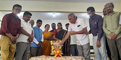 ಮಾಸ್ತಿ ಗ್ರಾಮದಲ್ಲಿ Kuvempu ಆಯೋಜಿಸಿದ್ದ ಕುವೆಂಪು ಜಯಂತಿಯಲ್ಲಿ ಕಸಾಪ ತಾಲೂಕು ಅಧ್ಯಕ್ಷ ಎಂ.ವಿ.ಹನುಮಂತಯ್ಯ ಇದ್ದರು.