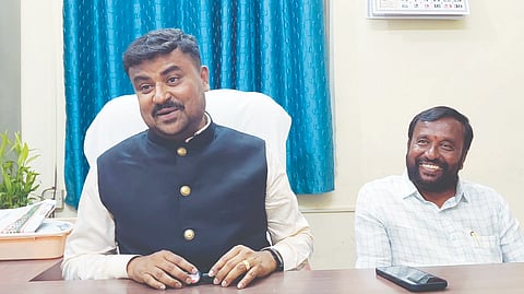 ಜಿಲ್ಲೆಯವರನ್ನೇ ಉಸ್ತುವಾರಿಯನ್ನಾಗಿ ಮಾಡಿ people