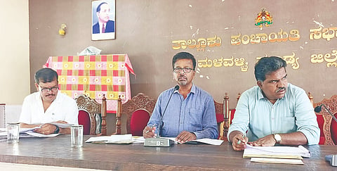 ಮಳವಳ್ಳಿ ಪಟ್ಟಣದ ತಾಪಂ ಸಭಾಂಗಣದಲ್ಲಿ ಶನಿವಾರ ನಡೆದ ತಾಪಂ ಸಾಮಾನ್ಯ ಸಭೆಯ ಅಧ್ಯಕ್ಷತೆ ವಹಿಸಿದ್ದ ಆಡಳಿತಾಧಿಕಾರಿ ಧನುಷ್ ಮಾತನಾಡಿದರು. ಇಒ ಶ್ರೀನಿವಾಸ್, ಯೋಜನಾಧಿಕಾರಿ ದೀಪು ಇದ್ದರು.
