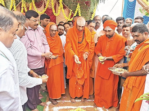 ಮಳವಳ್ಳಿ ಪಟ್ಟಣದ ಶಾಂತಿ ಕಾಲೇಜು ಮುಂಭಾಗದ ಜಾಗದಲ್ಲಿ ಸುತ್ತೂರು ಆದಿಜಗದ್ಗುರು ಶಿವರಾತ್ರಿ ಶಿವಯೋಗಿಗಳ 1066 ಜಯಂತೋತ್ಸವ ಸಮಾರಂಭ ವೇದಿಕೆ ಮಂಟಪ ನಿರ್ಮಾಣಕ್ಕೆ ಭಾನುವಾರ ಸುತ್ತೂರು ಮಠದ ಪೀಠಾಧ್ಯಕ್ಷರಾದ ಶ್ರೀಶಿವರಾತ್ರಿ ದೇಶಿಕೇಂದ್ರ ಸ್ವಾಮೀಜಿ ಭೂಮಿಪೂಜೆ ನೆರವೇರಿಸಿದರು. ವಾಟಾಳು ಸೂರ್ಯ ಸಿಂಹಾಸನ ಮಠದ ಸಿದ್ದಲಿಂಗ ಶಿವಾಚಾರ್ಯಸ್ವಾಮೀಜಿ, ದೇಗುಲಮಠದ ಶ್ರೀಚನ್ನಬಸವಸ್ವಾಮೀಜಿ, ಶಾಸಕ ಪಿ.ಎಂ.ನರೇಂದ್ರಸ್ವಾಮಿ, ಮಾಜಿ ಶಾಸಕ ಡಾ.ಕೆ.ಅನ್ನದಾನಿ, ಜಿಲ್ಲಾಧಿಕಾರಿ ಡಾ.ಕುಮಾರ, ಉಪ ವಿಭಾಗಾಧಿಕಾರಿ ಶಿವಮೂರ್ತಿ, ತಹಸೀಲ್ದಾರ್ ಡಾ.ಲೋಕೇಶ್ ಇದ್ದರು. 