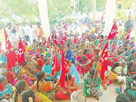 ಮಳವಳ್ಳಿಯ ಸಿಪಿಐಎಂ ಪಕ್ಷದಿಂದ ವಿವಿಧ ಬೇಡಿಕೆ ಈಡೇರಿಕೆಗೆ ಆಗ್ರಹಿಸಿ ಶನಿವಾರ ತಾಲೂಕು ಕಚೇರಿ ಮುಂದೆ ಪ್ರತಿಭಟನೆ ನಡೆಸಿದರು. ಭರತ್ ರಾಜ್, ಲಿಂಗರಾಜ ಮೂರ್ತಿ, ಸುಶೀಲಾ, ಆನಂದ್, ಮಹದೇವಮ್ಮ, ಗುರುಸ್ವಾಮಿ, ಶಿವಕುಮಾರ್, ಪ್ರೇಮಾ, ಜಯಶೀಲಾ, ಶಿವಕುಮಾರ್, ಬಸವರಾಜು, ಸರೋಜಮ್ಮ, ತಿಮ್ಮೇಗೌಡ, ಶಿವಮಲ್ಲಯ್ಯ ಇದ್ದರು.
