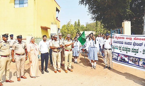 ನಂಜನಗೂಡಿನ ಸರ್ಕಾರಿ ನಾಗಮ್ಮ ಶಾಲಾ ಆವರಣದಲ್ಲಿ ಮೈಸೂರು ಜಿಲ್ಲಾ ಪೊಲೀಸ್, ನಂಜನಗೂಡು ಉಪ ವಿಭಾಗ, ಸಂಚಾರ ಪೊಲೀಸ್ ಠಾಣೆ ವತಿಯಿಂದ ರಾಷ್ಟ್ರೀಯ ರಸ್ತೆ ಸುರಕ್ಷತಾ ಮಾಸಾಚರಣೆ ಜಾಥಾಕ್ಕೆ ಮೈಸೂರು ಎಸ್ ಪಿ ಮಲ್ಲಿಕಾರ್ಜುನ ಬಾಲದಂಡೆ ಚಾಲನೆ ನೀಡಿದರು. ಚಿತ್ರದಲ್ಲಿ ಡಿವೈಎಸ್‌ಪಿ ರಘು, ಇನ್‌ಸ್ಪೆಕ್ಟರ್ ರವೀಂದ್ರ ಸೇರಿದಂತೆ ಶಾಲಾ ಮಕ್ಕಳನ್ನು ಕಾಣಬಹುದು.