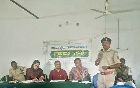 ಎನ್.ಆರ್.ಪುರ ತಾಲೂಕಿನ ಕಡಹಿನಬೈಲಿನಲ್ಲಿ ವಿಶೇಷ ಗ್ರಾಮಸಭೆ ನಡೆಯಿತು. ಧರ್ಮರಾಜ್, ಪುನೀತ್, ವಿಂದ್ಯಾ, ಶ್ರೀಧರ್, ಕುಮಾರ್ ಇದ್ದರು.