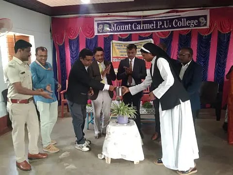 ಎನ್.ಆರ್.ಪುರ ತಾಲೂಕು ಮೆಣಸೂರು ಮೌಂಟ್ ಕಾರ್ಮೆುಲ್ ಪದವಿ ಪೂರ್ವ ಕಾಲೇಜಿನಲ್ಲಿ ಪರಿಸರ ಕಾನೂನು ಸಾಕ್ಷರತೆ ಕಾರ್ಯಕ್ರಮವನ್ನು ಕೆ.ಟಿ.ರಘುನಾಥ್ ಗೌಡ ಉದ್ಘಾಟಿಸಿದರು. ಜಿ.ಎಸ್.ಜೀತು, ಜಿ.ಬಿ.ನೇಕಾರ್, ಕೆ.ಜಯಪ್ರಕಾಶ್, ಸಿಸ್ಟರ್ ಶುಭಾ, ಬಿ.ನಂದೀಶ್, ಪೌಲ್‌ಚೆರಿಯನ್ ಇದ್ದರು.