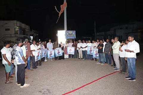 ಡಿ.ಕೆ.ಶಿವಕುಮಾರ್ ಸಿಎಂ ಆಗುತ್ತಿರುವ ಹಿನ್ನೆಲೆಯಲ್ಲಿ ಎನ್.ಆರ್.ಪುರದ ಅಂಬೇಡ್ಕರ್ ವೃತ್ತದಲ್ಲಿ ಯೂತ್ ಕಾಂಗ್ರೆಸ್ ಘಟಕದಿಂದ ಪಟಾಕಿ ಸಿಡಿಸಿ ಸಂಭ್ರಮಿಸಿದರು. ಕೌಶಿಕ್, ರತನ್ ಗೌಡ, ಅಕ್ಷಿರಾ ಇತರರಿದ್ದರು.  