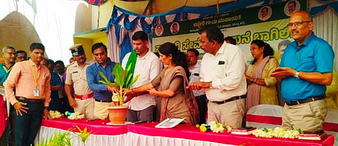  ಪಾಂಡವಪುರ ತಾಲೂಕಿನ ಕಟ್ಟೇರಿ ಗ್ರಾಮದಲ್ಲಿ ಆಯೋಜಿಸಿದ್ದ ಸರ್ಕಾರಿ ಸೇವೆಗಳು ಮನೆ ಬಾಗಿಲಿಗೆ ಕಾರ್ಯಕ್ರಮವನ್ನು ಶಾಸಕ ದರ್ಶನ್ ಪುಟ್ಟಣ್ಣಯ್ಯ ಉದ್ಘಾಟಿಸಿದರು. ತಾಪಂ ಇಒ ಎಂ.ಎಸ್.ವೀಣಾ, ಟಿಎಚ್‌ಒ ಡಾ.ಸಿ.ಎ.ಅರವಿಂದ್, ಬಿಇಒ ಧರ್ಮಶೆಟ್ಟಿ, ಪೊಲೀಸ್ ಇನ್ಸ್‌ಪೆಕ್ಟರ್ ಲಿಂಗರಾಜು ಇತರರು ಇದ್ದರು.