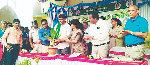 ಪಾಂಡವಪುರ ತಾಲೂಕಿನ ಕಟ್ಟೇರಿ ಗ್ರಾಮದಲ್ಲಿ ಆಯೋಜಿಸಿದ್ದ ಸರ್ಕಾರಿ ಸೇವೆಗಳು ಮನೆ ಬಾಗಿಲಿಗೆ ಕಾರ್ಯಕ್ರಮವನ್ನು ಶಾಸಕ ದರ್ಶನ್ ಪುಟ್ಟಣ್ಣಯ್ಯ ಉದ್ಘಾಟಿಸಿದರು. ತಾಪಂ ಇಒ ಎಂ.ಎಸ್.ವೀಣಾ, ಟಿಎಚ್‌ಒ ಡಾ.ಸಿ.ಎ.ಅರವಿಂದ್, ಬಿಇಒ ಧರ್ಮಶೆಟ್ಟಿ, ಪೊಲೀಸ್ ಇನ್ಸ್‌ಪೆಕ್ಟರ್ ಲಿಂಗರಾಜು ಇತರರು ಇದ್ದರು.