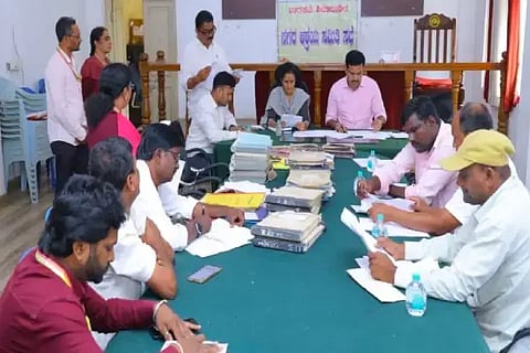 ಶಿಕಾರಿಪುರದಲ್ಲಿ ಶಾಸಕ ಬಿ.ವೈ.ವಿಜಯೇಂದ್ರ ಅಧ್ಯಕ್ಷತೆಯಲ್ಲಿ ನಗರ ಆಶ್ರಯ ಸಮಿತಿ ಸಭೆ ನಡೆಯಿತು. ರೇಣುಕಯ್ಯ, ಮಾಲತೇಶ್, ವಾಣಿ, ನಾಗರಾಜ್ ಇತರರಿದ್ದರು.