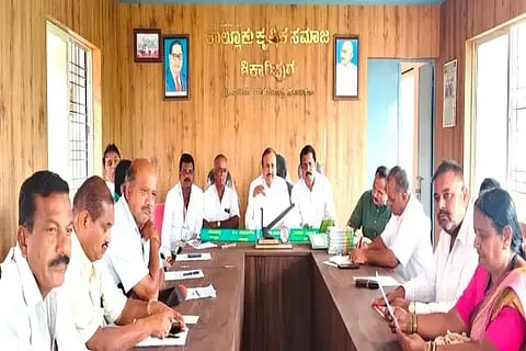 ಶಿಕಾರಿಪುರದಲ್ಲಿ ಕೃಷಿಕ ಸಮಾಜದ ರಾಜ್ಯಾಧ್ಯಕ್ಷ ನಗರ ಮಹದೇವಪ್ಪ ಅವರು ಅಧಿಕಾರಿಗಳ ಸಭೆ ನಡೆಸಿದರು. ಹುಲ್ಮಾರ್ ಮಹೇಶ್, ರಾಮನಗೌಡ, ವೇಣುಗೋಪಾಲ, ಕಿರಣ್‌ಕುಮಾರ್ ಹರ್ತಿ ಇತರರಿದ್ದರು.