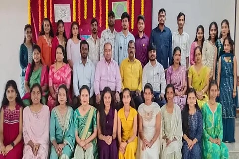 ಸ್ನಾತಕೋತ್ತರ ವಾಣಿಜ್ಯ ವಿಭಾಗದ ಪ್ರಥಮ ವರ್ಷದ ವಿದ್ಯಾರ್ಥಿಗಳ ಸ್ವಾಗತ ಕಾರ್ಯಕ್ರಮದಲ್ಲಿ ಡಾ. ರವೀಂದ್ರ,  ಕೋಟೋಜಿ ರಾವ್, ಪ್ರಕಾಶ್ ಉಪಾಧ್ಯಾಯ, ಬಾಲಾಜಿ, ಹಂಸಾ, ಪ್ರಿಯಾಂಕಾ ಇತರರಿದ್ದರು.
