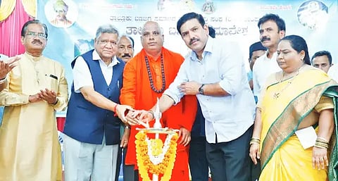 ಶಿಕಾರಿಪುರದಲ್ಲಿ ಬಣಜಿಗ ಸಂಭ್ರಮ ಸಮಾವೇಶವನ್ನು ಮಾಜಿ ಮುಖ್ಯಮಂತಿ, ಸಂಸದ ಜಗದೀಶ ಶೆಟ್ಟರ್ ಉದ್ಘಾಟಿಸಿದರು. ಶ್ರೀ ಚನ್ನಬಸವ ಸ್ವಾಮೀಜಿ, ಬಿ.ವೈ.ವಿಜಯೇಂದ್ರ, ಕೆ.ಎಸ್. ಗುರುಮೂರ್ತಿ, ಕಾಂಚನಾಕುಮಾರ್, ನಿಂಬೆಗೊಂದಿ ಸಿದ್ಲಿಂಗಪ್ಪ, ಮಹೇಶ್ ಲಂಬಿ ಇತರರಿದ್ದರು.
