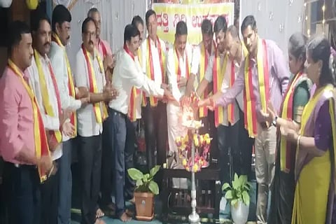 ಆನವಟ್ಟಿಯಲ್ಲಿ ಕಸಾಪದಿಂದ ಆಯೋಜಿಸಿದ್ದ ದತ್ತಿನಿಧಿ ಉಪನ್ಯಾಸ ಕಾರ್ಯಕ್ರಮದಲ್ಲಿ ಕೆ.ಪಿ.ರುದ್ರಗೌಡ, ಷಣ್ಮುಖಾಚಾರ್, ಲತಾಶ್ರೀ ಕುಮಾರ್, ಪ್ರಕಾಶ್ ಮಡ್ಳೂರ್, ಕೆ.ಸಿ.ಶಿವಕುಮಾರ್, ಬಸವನಗೌಡ ಇತರರಿದ್ದರು.