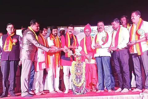 ಸೊರಬದಲ್ಲಿ ಕರ್ನಾಟಕ ರಕ್ಷಣಾ ವೇದಿಕೆ ಅಪ್ಪುಸೇನೆಯಿಂದ ಹಮ್ಮಿಕೊಂಡಿದ್ದ ಕನ್ನಡ ರಾಜ್ಯೋತ್ಸವ ಕಾರ್ಯಕ್ರಮವನ್ನು ಶಾಸಕ ಗೋಪಾಲಕೃಷ್ಣ ಬೇಳೂರು ಉದ್ಘಾಟಿಸಿದರು. ಹರತಾಳು ಹಾಲಪ್ಪ, ಅರ್.ವಿಜಯ್‌ಕುಮಾರ್, ಪ್ರವೀಣ್, ವಸಂತ, ಡಾ. ಎಂ.ಕೆ.ಭಟ್ ಇತರರಿದ್ದರು.