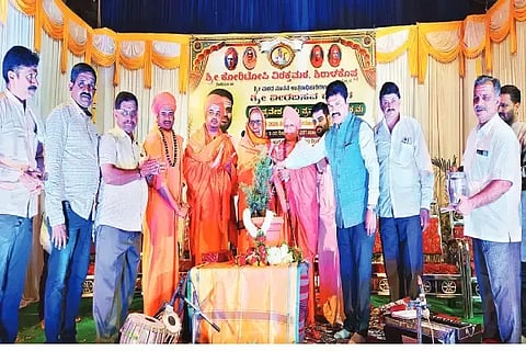 ಶಿರಾಳಕೊಪ್ಪ ವಿರಕ್ತ ಮಠದಲ್ಲಿ ನಡೆದ ನೂತನ ಪೀಠಾಧಿಕಾರಿ ನೇಮಕ ಸಭೆಯನ್ನು ಸಂಸದ ಬಿ.ವೈ.ರಾಘವೇಂದ್ರ ಉದ್ಘಾಟಿಸಿದರು. ಶ್ರೀ ಸದಾಶಿವ ಸ್ವಾಮೀಜಿ, ಶ್ರೀ ಶಿವಮೂರ್ತಿ ಮುರುಘರಾಜೇಂದ್ರ ಶ್ರೀ, ಶ್ರೀ ಚನ್ನಬಸವ ಸ್ವಾಮೀಜಿ ಇತರರಿದ್ದರು.