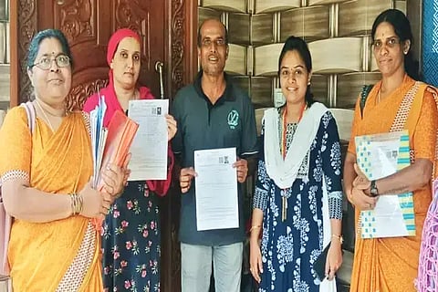 ತೀರ್ಥಹಳ್ಳಿ ತಾಲೂಕಿನ ಕುಡುಮಲ್ಲಿಗೆ ಬೂತ್ ವ್ಯಾಪ್ತಿಯ ಮನೆಯೊಂದರಲ್ಲಿ ಫಾರ್ಮ್ ನೀಡುತ್ತಿರುವುದು.