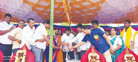 ಕೋಲಾರ ತಾಲೂಕು ವೇಮಗಲ್​ ದೊಡ್ಡದ್ಯಾವರ ಜಾತ್ರೆ ವೈಭವ fair ವೇಮಗಲ್​ನಲ್ಲಿ ದೊಡ್ಡದ್ಯಾವರ ಜಾತ್ರೆಯಲ್ಲಿ ಶಾಸಕ ಕೊತ್ತೂರು ಮಂಜುನಾಥ್​, ದೇವಾಲಯದ ಟ್ರಸ್ಟ್​ ಮಂಡಳಿ ಯಜಮಾನ ಮೂರ್ತಿ, ಯುವ ಮುಖಂಡ ಪ್ರಕಾಶ್​, ಪಪಂ ಅಧ್ಯಕ್ಷೆ ಡಿ.ಅನುಷಾ, ಮುನಿರಾಜು, ತಹಸೀಲ್ದಾರ್​ ನಯನಾ, ಪ್ರಾಧಿಕಾರ ಅಧ್ಯಕ್ಷ ಉರಟ ಅಗ್ರಹಾರ ಚೌಡರೆಡ್ಡಿ, ಕೋಮುಲ್​ ನಿರ್ದೇಶಕ ಚಂಜಿಮಲೆ ರಮೇಶ್​ ಭಾಗಿಯಾಗಿದ್ದರು. 