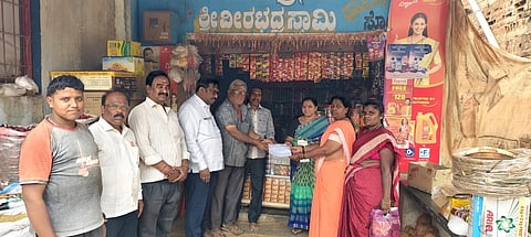 ವಿಜಯಪುರದ 7ನೇ ವಾರ್ಡ್​ನ ನವಗ್ರಹಗಳ ದೇವಾಲಯದ ಬಳಿ ಬಿಎಲ್​ಒಗಳು ಪ್ರತಿ ಮನೆ ಮನೆಗೆ ಭೇಟಿ ನೀಡಿ ನೂತನ ಮತದಾರರ ಪರಿಷ್ಕರಣೆ ಫಾಮ್​ರ್ ಅನ್ನು ವಿತರಿಸಿದರು. ಪುರಸಭೆ ಸದಸ್ಯ ಎಂ.ಸತೀಶ್​ ಕುಮಾರ್​, ಮಹಾಂತಿನ ಮಠದ ಕಾರ್ಯದರ್ಶಿ ವಿ.ವಿಶ್ವನಾಥ್​, ಹನುಮಂತಪ್ಪ, ಎನ್​.ಪ್ರಭುದೇವ್​, ವಾರ್ಡ್​ನ ಪ್ರಮುಖರು, ಸಾರ್ವಜನಿಕರು ಇದ್ದರು.