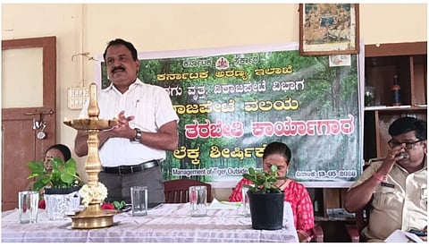 ವಿರಾಜಪೇಟೆಯಲ್ಲಿ ಆಯೋಜಿಸಿದ್ದ ಅಣಬೆ ಕೃಷಿ ತರಬೇತಿ ಕಾರ್ಯಾಗಾರದಲ್ಲಿ ಉಪ ಅರಣ್ಯಸಂರಕ್ಷಣಾಧಿಕಾರಿ ಜಗನ್ನಾಥ್   ಮಾತನಾಡಿದರು. ಹರಿಣಿ ಪ್ರಭಾಕರ್, ತಹಸೀನಾ, ಗೋವಿಂದರಾಜು, ಶಿವರಾಮ್ ಇತರರು ಇದ್ದರು.