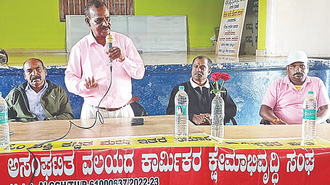ಓಂ ಶಕ್ತಿ ಕಟ್ಟಡ ಮತ್ತು ಇತರ ನಿರ್ಮಾಣ ಕಾರ್ಮಿಕರ ಹಾಗೂ ಅಸಂಘಟಿತ ವಲಯದ ಕಾರ್ಮಿಕರ ಕ್ಷೇಮಾಭಿವೃದ್ಧಿ ಸಂಘದ ವಾರ್ಷಿಕ ಮಹಾಸಭೆಯಲ್ಲಿ ಎಸ್.ಸೇದು ಮಾತನಾಡಿದರು. ಖಜಾಂಚಿ ರಾಧಾಕೃಷ್ಣ, ಕಾರ್ಯದರ್ಶಿ ಕುಮಾರ್, ಸಹಕಾರ್ಯದರ್ಶಿ ಸುಬ್ರಹ್ಮಣ್ಯ ಇದ್ದರು.