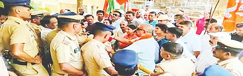 ವಿರಾಜಪೇಟೆ ಮಂಡಲ ಬಿಜೆಪಿ ಕಾರ್ಯಕರ್ತರು, ರೈತರು ಅರಣ್ಯ ಇಲಾಖೆ ಕಚೇರಿ ಎದುರು ಪ್ರತಿಭಟನೆ ನಡೆಸಿದರು. ಪಳೆಯಂಡ ರಾಬಿನ್ ದೇವಯ್ಯ, ವಾಟೇರಿರ ಬೋಪಣ್ಣ, ಪುಲಿಯಂಡ ಪೊನ್ನಣ್ಣ, ಮಾಚಿಮಂಡ ವಸಂತ, ಮಲ್ಲಂಡ ಮಧು, ಶಶಿ ಸುಬ್ರಮಣಿ, ಕೂತಂಡ ಸಚಿನ್, ವಾಟೇರಿರ ವಿರಜ್, ಕಾಂತಿ ಸತೀಶ್, ರೀನಾ ಪ್ರಕಾಶ್, ಬೊಪ್ಪಂಡ ಸುನಿತಾ ಇದ್ದರು.