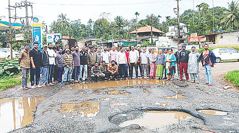 ವಿರಾಜಪೇಟೆಯ ಬಾಳುಗೋಡು-ಪೆರುಂಬಾಡಿ ಜಂಕ್ಷನ್ ರಸ್ತೆ ಸರಿಪಡಿಸುವಂತೆ ಆಗ್ರಹಿಸಿ ಗ್ರಾಮಸ್ಥರು ಪ್ರತಿಭಟನೆ ನಡೆಸಿದರು. ಬಿ.ಎಂ.ಗಣೇಶ್, ಬಿಟ್ಟಂಗಾಲ ಗ್ರಾ.ಪಂ.ಮಾಜಿ ಸದಸ್ಯ ರಾಜ ಸೋಮಣ್ಣ,  ನವೀನ್, ಬಿ.ಎ.ಜೀವನ್, ಕೆ.ಕೆ. ಅನಿಲ್ ಕುಮಾರ್, ಸುನೀಲ್ ಕುಟ್ಟಪ್ಪ ಇತರರು ಇದ್ದರು.
