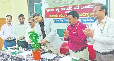 ಯಾದಗಿರಿಯಲ್ಲಿ ಗುರುವಾರ ಆಯೋಜಿಸಿದ್ದ ಮಾನವ ಕಳ್ಳ ಸಾಗಣೆ ತಡೆ ದಿನ ಕಾರ್ಯಕ್ರಮವನ್ನು ಜಿಲ್ಲಾಽಕಾರಿ ರಾಹುಲ್ ಪಾಂಡ್ವೆ ಉದ್ಘಾಟಿಸಿದರು. ತಿಪ್ಪಣ್ಣ ಸಿರಸಗಿ, ಡಾ.ಸುಭಾಷಚಂದ್ರ ಕೌಲಗಿ, ಶ್ರೀಹರಿ ದೇಶಪಾಂಡೆ ಇತರರಿದ್ದರು.