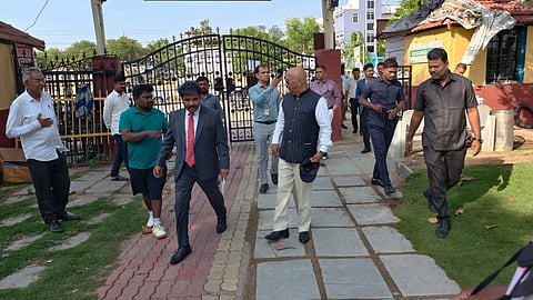 ಯಾದಗಿರಿ ನಗರದ ಲುಂಬಿನಿ ಉದ್ಯಾನವನಕ್ಕೆ ಶನಿವಾರ ಬೆಳಗ್ಗೆ ಕರ್ನಾಟಕ ಉಪ ಲೋಕಾಯುಕ್ತ ಕೆ.ಎನ್​.ಫಣೇಂದ್ರ ಭೇಟಿ ನೀಡಿದರು. ಜಿಲ್ಲಾ ಸಿವಿಲ್​ ನ್ಯಾಯಾಧೀಶ ಮರಿಯಪ್ಪ, ಲೋಕಾಯುಕ್ತ ಎಸ್​ಪಿ ಸಿದ್ದರಾಜು, ಎಸ್​ಪಿ ಪೃಥ್ವಿಕ್​ ಶಂಕರ ಇತರರಿದ್ದರು.