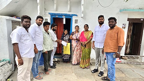 ಯಾದಗಿರಿ ನಗರದ ವಾರ್ಡ್​ 9ರ ಬೂತ್​ ಸಂಖ್ಯೆ 36ರಲ್ಲಿ ಮಂಗಳವಾರ ನಡೆದ ಮತದಾರರ ಪಟ್ಟಿ ಪರಿಷ್ಕರಣೆ ಕಾರ್ಯದಲ್ಲಿ ಬಿಜೆಪಿ ಯುವ ಮೋರ್ಚಾ ಜಿಲ್ಲಾಧ್ಯ ಶ್ರೀಧರ ಸಾಹುಕಾರ ಭಾಗವಹಿಸಿ ಮಾಹಿತಿ ನೀಡಿದರು. ಮೇಲ್ವಿಚಾರಕರಾದ ರವಿಚಂದ್ರ ನಾಯ್ಕಲ್​, ಬಿಎಲ್​ಒ ಅಶ್ವಿನಿ ಶ್ರೀನಿವಾಸ ಚಾಮನಹಳ್ಳಿ, ನಗರಸಭೆ ಮಾಜಿ ಉಪಾಧ್ಯಕ್ಷೆ ಪ್ರಭಾವತಿ ಮಾರುತಿ ಕಲಾಲ್​, ಬಿಎಲ್​ಒ&2 ಮಂಜುನಾಥ ಗುತ್ತೇದಾರ್​ ಇತರರಿದ್ದರು.