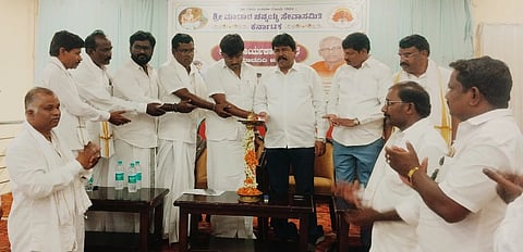 ಯಾದಗಿರಿಯಲ್ಲಿ ಶುಕ್ರವಾರ ಆಯೋಜಿಸಿದ್ದ ಮಾದಾರ ಚನ್ನಯ್ಯ ಸೇವಾ ಸಮಿತಿಯ ಜಿಲ್ಲಾ ಕಾರ್ಯಕಾರಿಣಿ ಸಭೆ ಹಾಗೂ ಪದಾಧಿಕಾರಿಗಳ ನೇಮಕಾತಿ ಸಭೆಯನ್ನು ಅಧ್ಯಕ್ಷ ಮಂಜುನಾಥ ಹೂಡಿ ಉದ್ಘಾಟಿಸಿದರು. ದೇವೇಂದ್ರನಾಥ ನಾದ್​, ಹಣಮಂತ ಇಟಗಿ ಇತರರಿದ್ದರು.