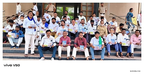 ಎಸ್​ಐಆರ್​ ವಿಶೇಷ ಪರಿಷ್ಕರಣೆ ಪ್ರಕ್ರಿಯೆ ವಿರೋಧಿಸಿ ಕರ್ನಾಟಕ ಪ್ರಗತಿಪರ ಸಂಟನೆಗಳು ಹಾಗೂ ಜಾತ್ಯಾತಿತ ಪಗಳ ಜಿಲ್ಲಾ ಒಕ್ಕೂಟದ ನೇತೃತ್ವದಲ್ಲಿ ಮಂಗಳವಾರ ಯಾದಗಿರಿ ಡಿಸಿ ಕಚೇರಿ ಎದುರು ಕೈಗೆ ಕಪ್ಪು ಕಪ್ಪುಪಟ್ಟಿ ಧರಿಸಿ ಮೌನ ಪ್ರತಿಭಟನೆ ನಡೆಸಿದರು. ಮರೆಪ್ಪ ಚಟ್ಟರಕರ್​, ರಾವೇಂದ್ರ ಮಾನಸಗಲ್​, ಎಂ.ಡಿ.ಸಲೀಂ, ಚಂದ್ರಕಾಂತ ಮುನೆಯಪ್ಪನೋರ್​, ಹೊನ್ನೇಶ ದೊಡ್ಮನಿ, ಭೀಮರಾಯ ಹೊಸ್ಮನಿ ಇತರರಿದ್ದರು.