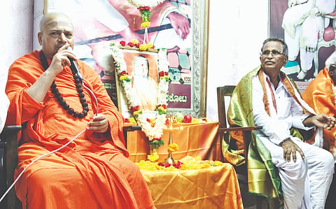 ಗುರುಮಠಕಲ್ ತಾಲೂಕಿನ ಗಾಜರಕೋಟ ಗ್ರಾಮದಲ್ಲಿ ಬುಧವಾರ ಆಯೋಜಿಸಿದ್ದ ಗುರುಪೂರ್ಣಿಮೆಯಲ್ಲಿ ಖಾಸಾಮಠದ ಪೀಠಾಽಪತಿ ಶ್ರೀ ಶಾಂತವೀರ ಗುರು ಮುರುಘರಾಜೇಂದ್ರ ಸ್ವಾಮೀಜಿ ಮಾತನಾಡಿದರು. ಶಂಭುಲಿAಗಪ್ಪ ಅರುಣಿ, ಅಖಂಡೇಶ್ವರ ಹಿರೇಮಠ, ವೆಂಕಟರೆಡ್ಡಿ ಅದೋನಿ, ಯಾಮಾರೆಡ್ಡಿ ಗುನ್ನಿ ಇತರರಿದ್ದರು.
