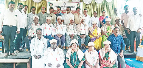 ಯಳಂದೂರಿನ ಗೌತಮ ಬಡಾವಣೆಯಲ್ಲಿ ಭಾನುವಾರ ಶ್ರೀ ಭಗವಾನ್ ಬುದ್ಧ ಸೇವಾ ಸಂಸ್ಥೆಯಿಂದ ಆಯೋಜಿಸಿದ್ದ ವಿದ್ಯಾರ್ಥಿಗಳ ಪ್ರತಿಭಾ ಪುರಸ್ಕಾರ ಹಾಗೂ ನಿವೃತ್ತ ನೌಕರರಿಗೆ ಅಭಿನಂದನಾ ಸಮಾರಂಭದಲ್ಲಿ ನಿವೃತ್ತ ಸರ್ಕಾರಿ ನೌಕರರನ್ನು ಸನ್ಮಾನಿಸಲಾಯಿತು. 