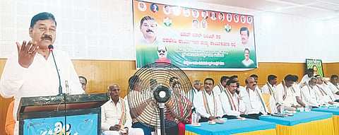   ಯಳಂದೂರು ಪಟ್ಟಣದ ಡಾ.ಬಿ.ಆರ್. ಅಂಬೇಡ್ಕರ್ ಭವನದಲ್ಲಿ ಸೋಮವಾರ ಬ್ಲಾಕ್ ಕಾಂಗ್ರೆಸ್ ಸಮಿತಿ ವತಿಯಿಂದ ಹಮ್ಮಿಕೊಂಡಿದ್ದ ಕೊಳ್ಳೇಗಾಲ, ಯಳಂದೂರು ತಾಲೂಕು ಬೂತ್‌ಲೆವೆಲ್ ಏಜೆಂಟ್-2 ರ ತರಬೇತಿ ಕಾರ್ಯಾಗಾರ ಮತ್ತು ಕಾರ್ಯಕರ್ತರ ಸಭೆಯನ್ನು ಉದ್ದೇಶಿಸಿ ಶಾಸಕ ಎ.ಆರ್. ಕೃಷ್ಣಮೂರ್ತಿ ಮಾತನಾಡಿದರು.  