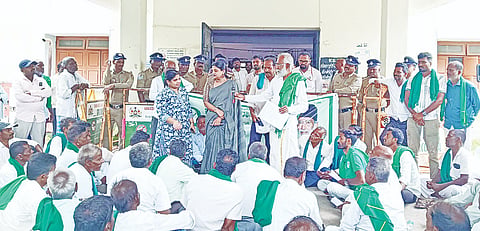 ಯಳಂದೂರು ಪಟ್ಟಣದ ತಹಸೀಲ್ದಾರ್ ಕಚೇರಿ ಮುಂಭಾಗ ಮಂಗಳವಾರ ಸಾಮೂಹಿಕ ನಾಯಕತ್ವದಡಿ ರೈತ ಸಂಘ ಹಾಗೂ ಹಸಿರು ಸೇನೆಯ ಸದಸ್ಯರು ವಿವಿಧ ಬೇಡಿಕೆಗಳ ಈಡೇರಿಕೆಗೆ ಆಗ್ರಹಿಸಿ ನಡೆದ ಪ್ರತಿಭಟನೆಯಲ್ಲಿ ಬ್ಯಾಂಕ್ ವ್ಯವಸ್ಥಾಪಕರಿಗೆ ತರಾಟೆ ತೆಗೆದುಕೊಂಡರು. ತಹಸೀಲ್ದಾರ್ ಎಸ್.ಎಲ್.ನಯನಾ, ಹೊನ್ನೂರು ಪ್ರಕಾಶ್ ಇತರರು ಇದ್ದರು. 