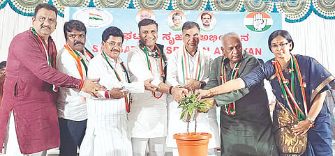 ಹಗರಿಬೊಮ್ಮನಹಳ್ಳಿಯಲ್ಲಿ ಕಾಂಗ್ರೆಸ್ ಸೃಜನ ಸಂಘಟನೆ ಅಭಿಯಾನ ಕಾರ್ಯಕ್ರಮಕ್ಕೆ ಎಐಸಿಸಿ ವೀಕ್ಷಕ ವೇಣುಗೋಪಾಲ್‌ರಾವ್ ಚಾಲನೆ ನೀಡಿದರು.